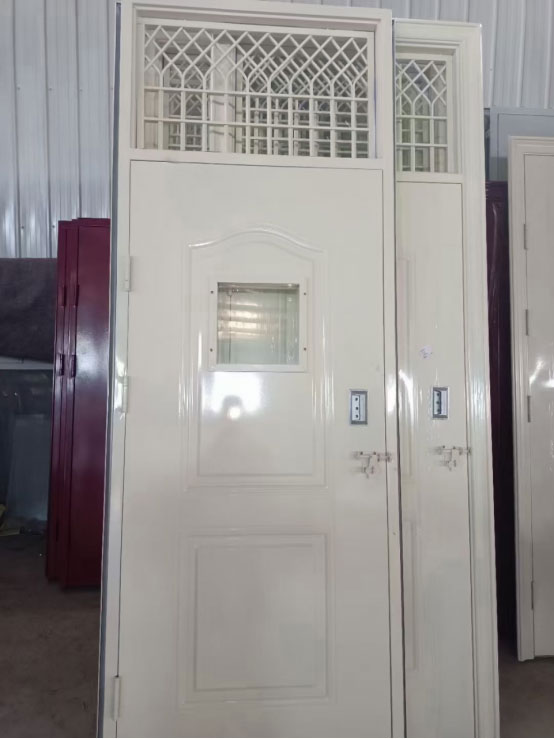 卓尼学校教室门