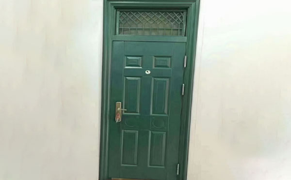 卓尼学校教室门