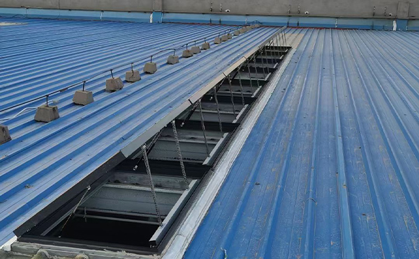 某城市大型商业综合体中庭卓尼排烟窗工程