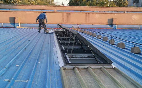 某区域性物流仓储中心卓尼排烟窗系统安装项目